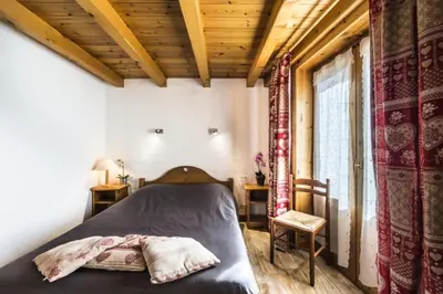Un ou plusieurs lits dans un hébergement de l'établissement Chalet Bazile - Chalet spacieux Vieux Village Duplex MAE-2873