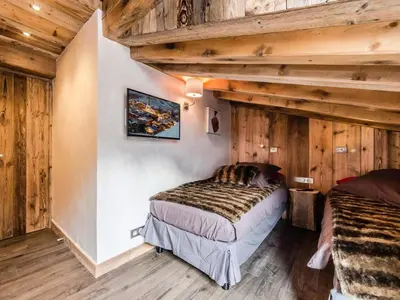 Un ou plusieurs lits dans un hébergement de l'établissement Chalet Bazile - Appartement entièrement rénové Vieux village Cheminée MAE-2893