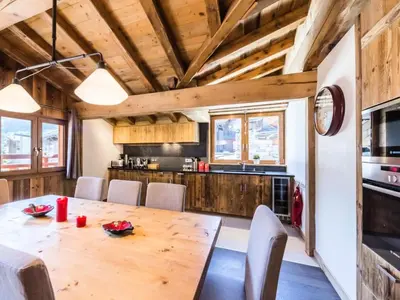 Cuisine ou kitchenette dans l'établissement Chalet Bazile - Appartement entièrement rénové Vieux village Cheminée MAE-2893