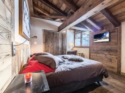 Un ou plusieurs lits dans un hébergement de l'établissement Chalet Bazile - Appartement entièrement rénové Vieux village Cheminée MAE-2893