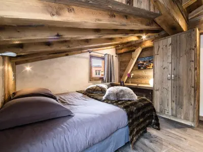 Un ou plusieurs lits dans un hébergement de l'établissement Chalet Bazile - Appartement entièrement rénové Vieux village Cheminée MAE-2893