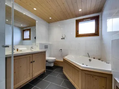 Salle de bains dans l'établissement Chalet De Bellevarde - Appartement duplex entièrement rénové très confortable MAE-2953