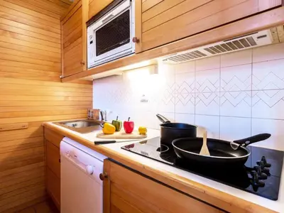 Cuisine ou kitchenette dans l'établissement Résidence Val D'isere Village - Appartement confortable Ski aux pieds Parking couvert MAE-2993
