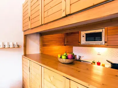 Cuisine ou kitchenette dans l'établissement Résidence Val D'isere Village - Appartement confortable Ski aux pieds Parking couvert MAE-2993