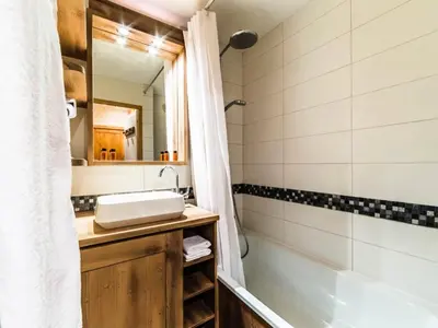 Salle de bains dans l'établissement Résidence Val D'isere Village - Appartement lumineux Ski aux pieds Parking couvert MAE-3013