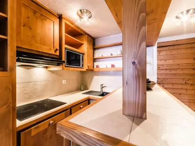 Cuisine ou kitchenette dans l'établissement Résidence Val D'isere Village - Appartement lumineux Ski aux pieds Parking couvert MAE-3013