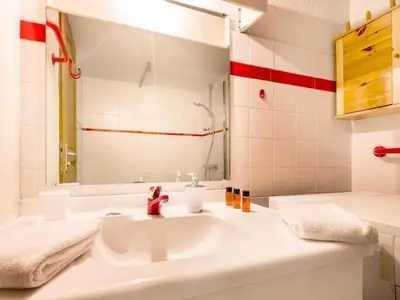 Salle de bains dans l'établissement Résidence OrÉades - Appartement duplex confortable Proche des pistes et des commerces Terasse MAE-3033