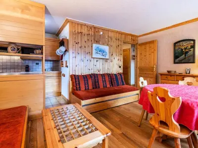 Cuisine ou kitchenette dans l'établissement Résidence Val D'isere Village - Appartement lumineux Ski aux pieds Parking couvert MAE-3063