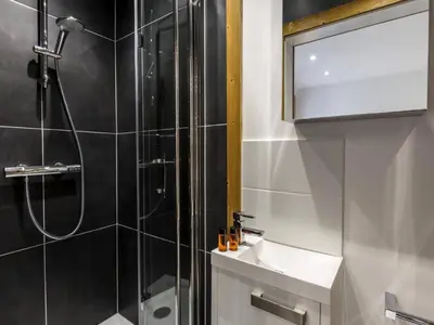 Salle de bains dans l'établissement Chalet Val Village - Appartement lumineux Vieux Village MAE-3143