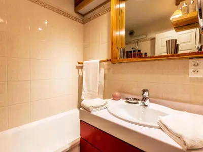 Salle de bains dans l'établissement Résidence Val D'isere Village - Appartement confortable Au pieds des pistes Parking couvert MAE-3183