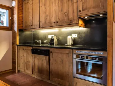 Cuisine ou kitchenette dans l'établissement Résidence Val D'isere Village - Appartement confortable Au pieds des pistes Parking couvert MAE-3183