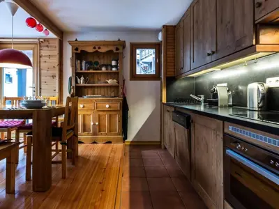 Cuisine ou kitchenette dans l'établissement Résidence Val D'isere Village - Appartement confortable Au pieds des pistes Parking couvert MAE-3183