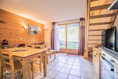 Cuisine ou kitchenette dans l'établissement Résidence Les Flocons D'argent - Bel appartement au pied des pistes avec terrasse MAE-0713