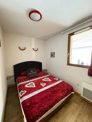 Un ou plusieurs lits dans un hébergement de l'établissement Résidence Les Flocons D'argent - Bel appartement au pied des pistes avec terrasse MAE-0713