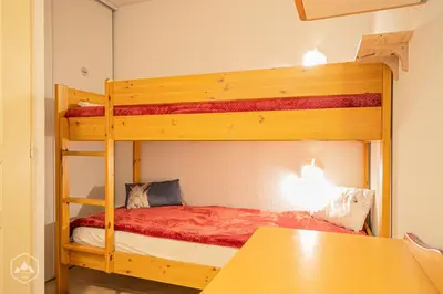 Un ou plusieurs lits dans un hébergement de l'établissement Résidence Les Flocons D'argent - Bel appartement au pied des pistes avec terrasse MAE-0713
