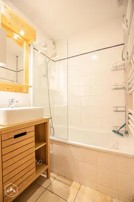Salle de bains dans l'établissement Résidence Les Flocons D'argent - Bel appartement au pied des pistes avec terrasse MAE-0713