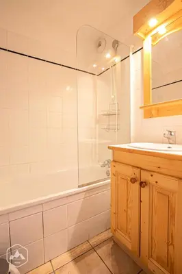 Salle de bains dans l'établissement Résidence Les Flocons D'argent - Confortable appartement au pied des pistes. MAE-0733