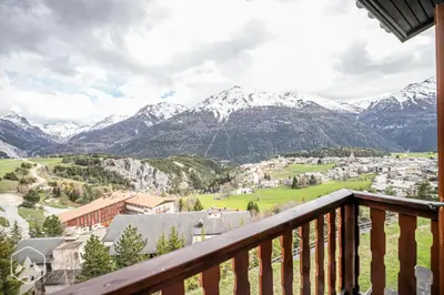 Vue générale sur la montagne ou vue sur la montagne depuis l'appartement