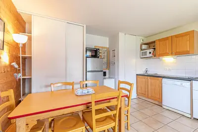 Cuisine ou kitchenette dans l'établissement Résidence Les Flocons D'argent - Bel appartement en duplex avec jolie vue sur la montagne MAE-0773