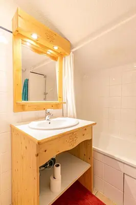 Salle de bains dans l'établissement Résidence Les Flocons D'argent - Bel appartement en duplex avec jolie vue sur la montagne MAE-0773