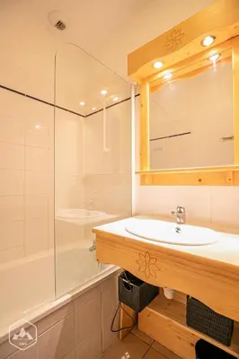 Salle de bains dans l'établissement Résidence Les Flocons D'argent - Appartement confortable au pied des pistes. MAE-0813