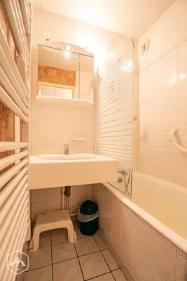 Salle de bains dans l'établissement Résidence Saint Sebastien - Appartement ambiance sur les toits avec vue dégagée sur les montagnes MAE-0833