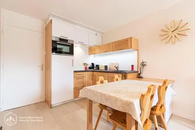 Cuisine ou kitchenette dans l'établissement Résidence Setives - Esthétique avec ambiance savoyarde. MAE-0863