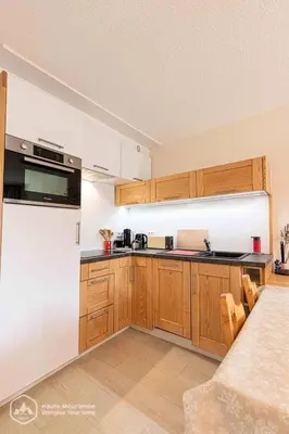 Cuisine ou kitchenette dans l'établissement Résidence Setives - Esthétique avec ambiance savoyarde. MAE-0863