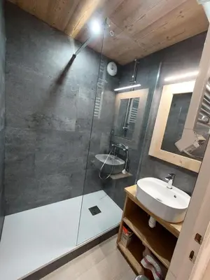 Salle de bains dans l'établissement Résidence Setives - Esthétique avec ambiance savoyarde. MAE-0863