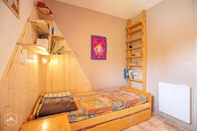 Un ou plusieurs lits dans un hébergement de l'établissement Résidence Saint Sebastien - Charmant appartement 2 pièces en étage avec une belle vue dégagée sur les montagnes MAE-0873