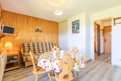 Télévision ou salle de divertissement dans l'établissement Résidence Genevray - Bel appartement avec vue dégagée sur les montagnes MAE-0883