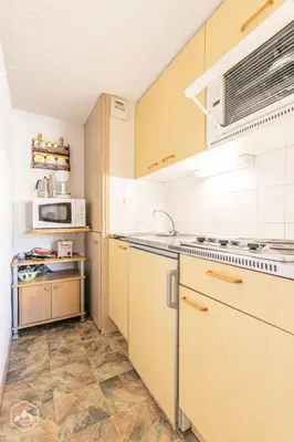 Cuisine ou kitchenette dans l'établissement Résidence Corniche - Proche de la base de loisir avec une terrasse MAE-0903