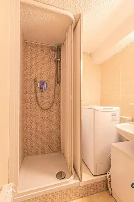 Salle de bains dans l'établissement Résidence Corniche - Proche de la base de loisir avec une terrasse MAE-0903
