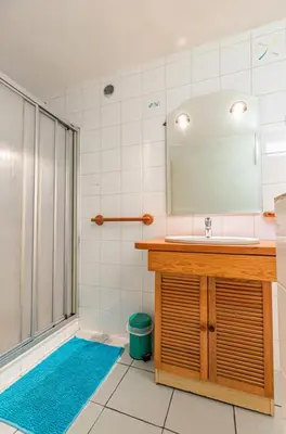 Salle de bains dans l'établissement Résidence Jacquemot Claire - Bel appartement au calme MAE-0913