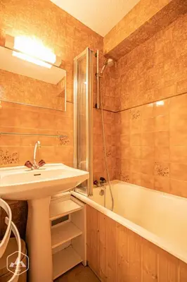 Salle de bains dans l'établissement Résidence Saint Sebastien - Appartement fonctionnel avec terrasse ensoleillée. MAE-0923