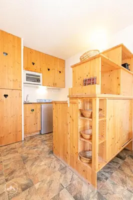 Cuisine ou kitchenette dans l'établissement Résidence Corniche - En étage avec très belle vue dégagée sur les montagnes, proche de la base de loisirs MAE-0933
