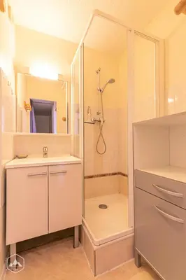 Salle de bains dans l'établissement Résidence Corniche - En étage avec très belle vue dégagée sur les montagnes, proche de la base de loisirs MAE-0933