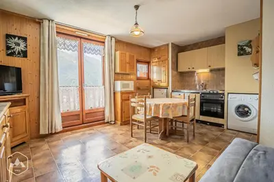 Cuisine ou kitchenette dans l'établissement Résidence Saint Sebastien - Bel appartement en étage avec vue dégagée sur les montagnes MAE-0963