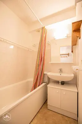 Salle de bains dans l'établissement Résidence Corniche - Proche la base de loisirs avec vue dégagée sur les montagnes MAE-0973
