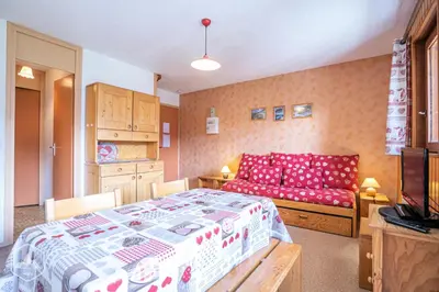 Un ou plusieurs lits dans un hébergement de l'établissement Résidence Fleurs - Studio confortable avec belle vue sur les montagnes proche des pistes MAE-0983