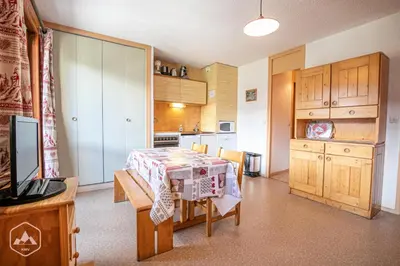 Cuisine ou kitchenette dans l'établissement Résidence Fleurs - Studio confortable avec belle vue sur les montagnes proche des pistes MAE-0983