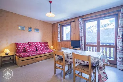 Télévision ou salle de divertissement dans l'établissement Résidence Fleurs - Studio confortable avec belle vue sur les montagnes proche des pistes MAE-0983