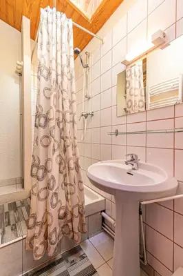 Salle de bains dans l'établissement Résidence Setives - Appartement mezzanine sous les toits avec une belle vue sur les montagnes MAE-1073