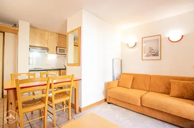 Cuisine ou kitchenette dans l'établissement Résidence Les Flocons D'argent - Appartement douillet et confortable au pied des pistes MAE-1093