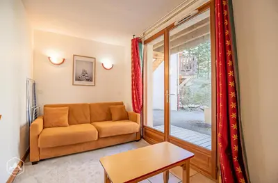 Coin salon dans l'établissement Résidence Les Flocons D'argent - Appartement douillet et confortable au pied des pistes MAE-1093
