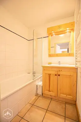 Salle de bains dans l'établissement Résidence Les Flocons D'argent - Appartement douillet et confortable au pied des pistes MAE-1093
