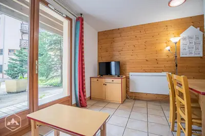 Télévision ou salle de divertissement dans l'établissement Résidence Les Flocons D'argent - Appartement douillet et confortable au pied des pistes MAE-1093