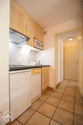 Cuisine ou kitchenette dans l'établissement Résidence Les Flocons D'argent - Appartement douillet et confortable au pied des pistes MAE-1093