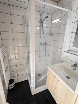 Salle de bains dans l'établissement Résidence Fleurs - LES FLEURS - FLE 127 MAE-1103