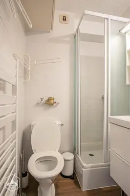 Salle de bains dans l'établissement Résidence Saint Sebastien - Studio cocooning avec vue sur les montagnes MAE-1113